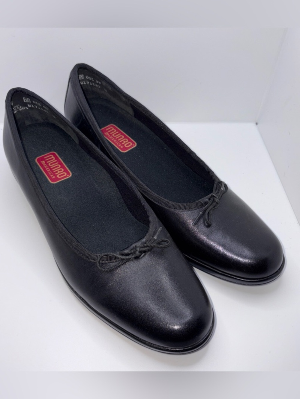 MUNRO American Women Sz 8M Black Leather Sydney  Shoes Flat Classic Neutral New